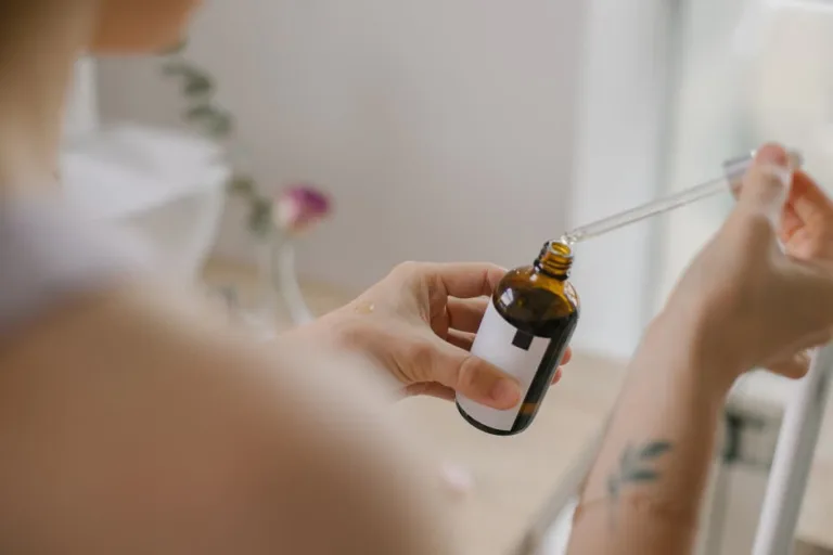 Co to jest serum do twarzy i czy musisz je mieć? Niezbędnik podróżniczej kosmetyczki